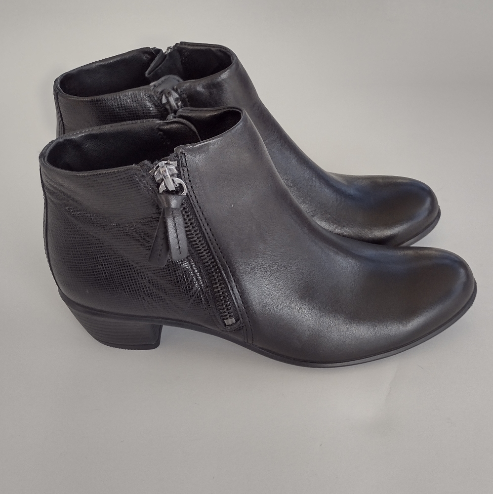 Ecco Touch Textured Leather Ankle Bootie - 37